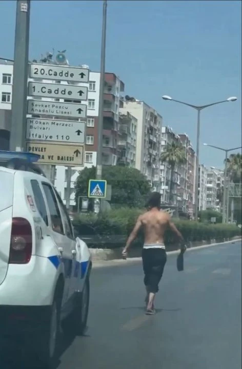 Mersin’de kendisini otomobil sanan adama polisten ilginç uyarı! 'Sen yayasın, sağa çek' - 2. Resim