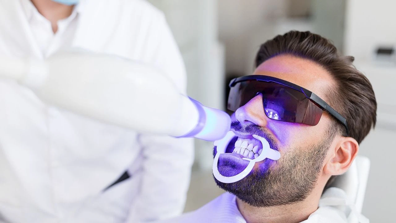 Sararmış dişleri beyazlatmak için kullanılan macunlara dikkat! Daha çok karartıyor