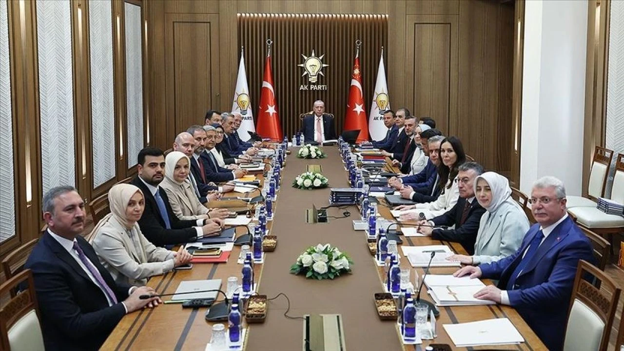 Cem Küçük'ten AK Parti değişimine dair çarpıcı açıklama: Teşkilatlar değişmezse ilerleme sağlanmaz