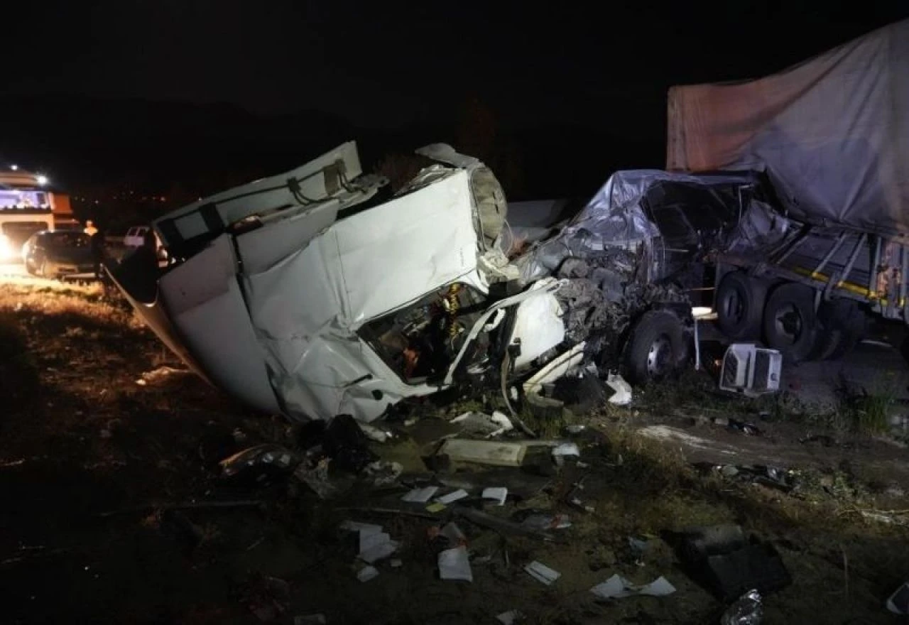 Vali acı haberi verdi! Niğde’de zincirleme trafik kazası: Bir aile yok oldu!