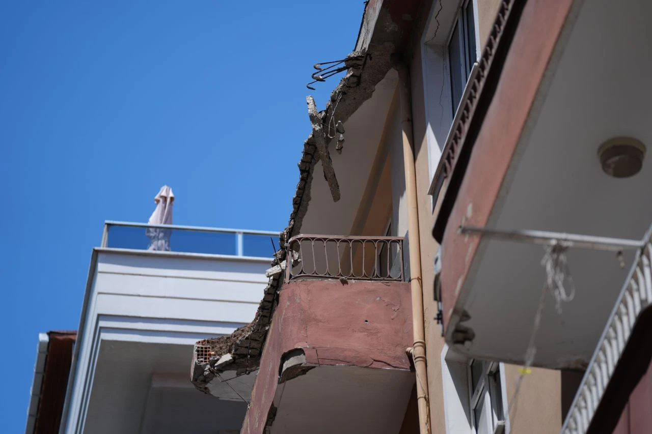 Bahçelievler'de peş peşe dehşet! 4 katlı binanın çatısı çöktü - 2. Resim