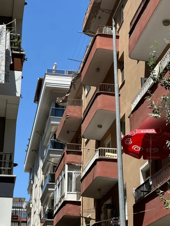 Bahçelievler'de peş peşe dehşet! 4 katlı binanın çatısı çöktü - 1. Resim