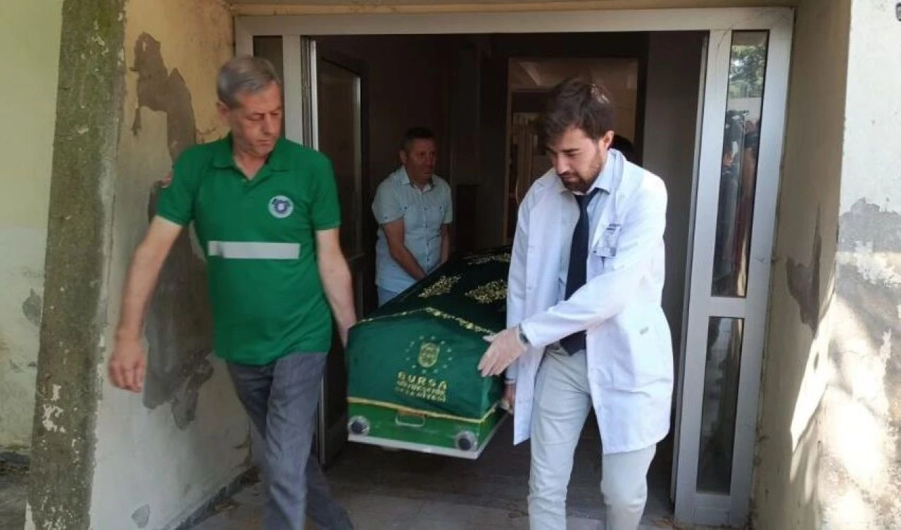 Bursa'da bedeninin kadavra olarak kullanılmasını isteyen Fehmettin Saymaz'ın naaşı ailesine teslim edildi - 1. Resim