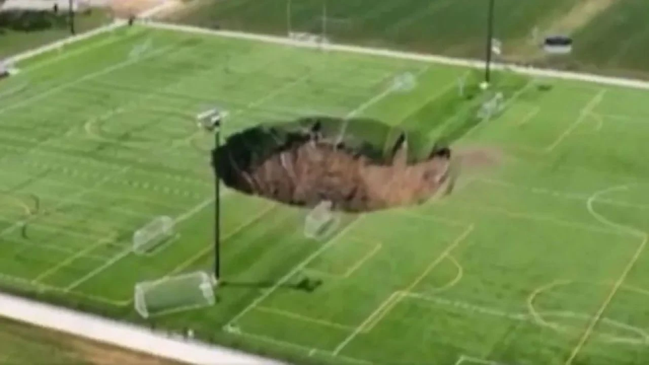 Dev obruk, futbol sahasını yuttu! O anlar kameraya böyle yansıdı - 2. Resim