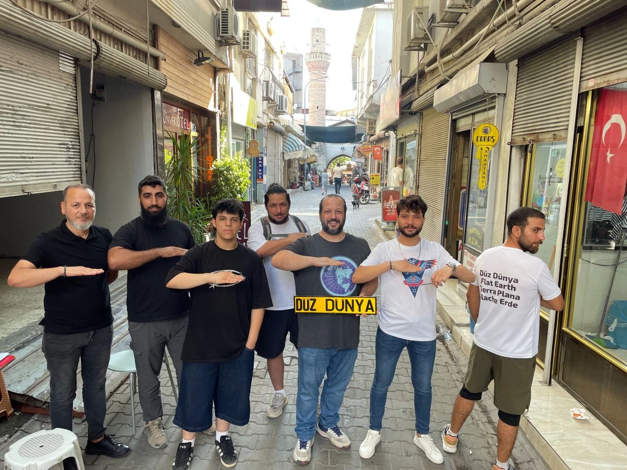 Dünyanın düz olduğunu bir türlü kanıtlayamadı! Belediyeye başvurup sokağın isminin değişmesini istedi - 2. Resim