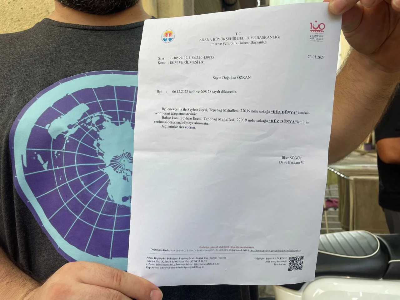 Dünyanın düz olduğunu bir türlü kanıtlayamadı! Belediyeye başvurup sokağın isminin değişmesini istedi - 1. Resim