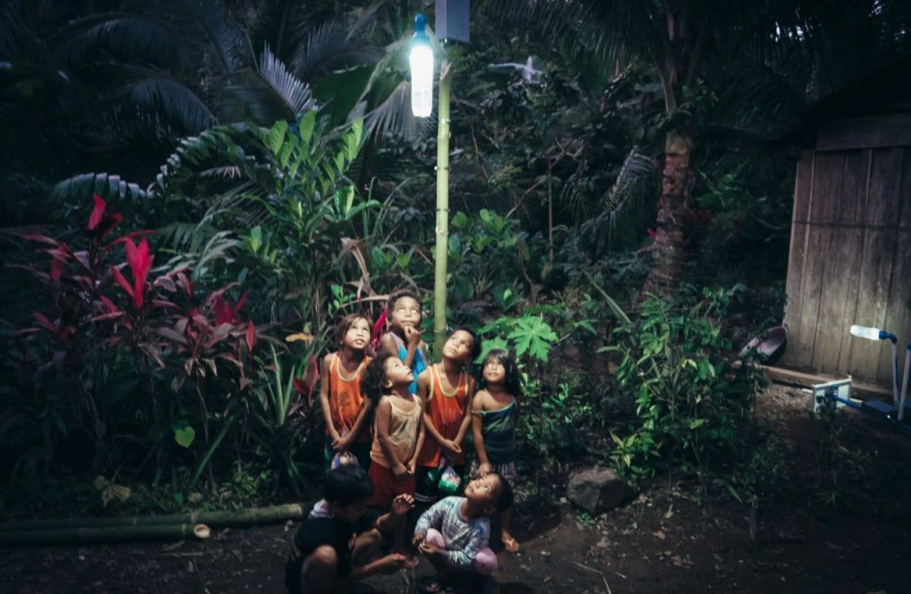 Elektriği bedavaya getireceğiniz yöntem! Biz çöpe atarken onlar kafayı çalıştırmış: Pet şişeler dünyayı aydınlatıyor - 2. Resim