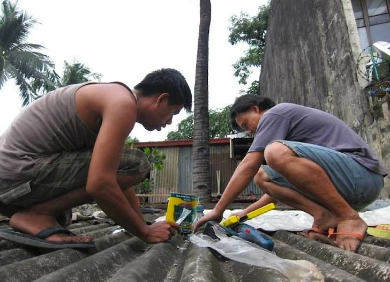 Elektriği bedavaya getireceğiniz yöntem! Biz çöpe atarken onlar kafayı çalıştırmış: Pet şişeler dünyayı aydınlatıyor - 1. Resim