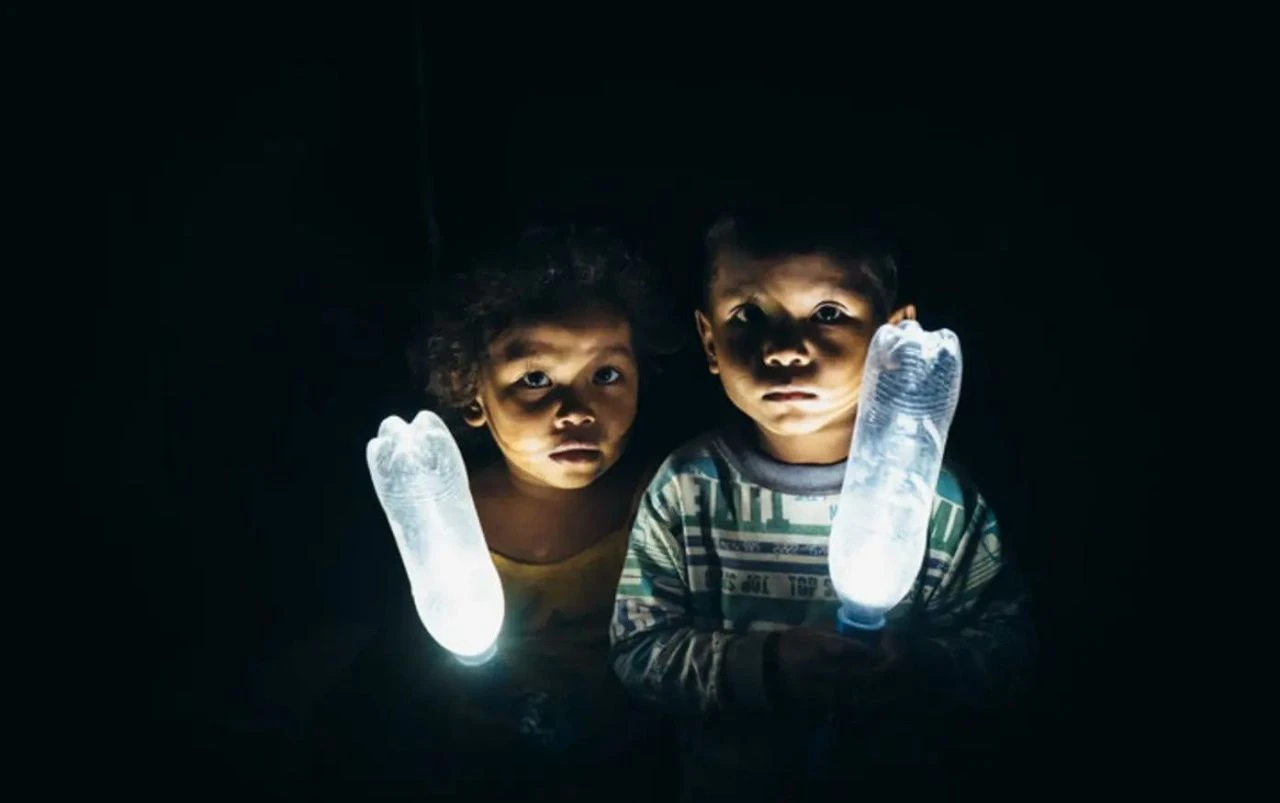 Elektriği bedavaya getireceğiniz yöntem! Biz çöpe atarken onlar kafayı çalıştırmış: Pet şişeler dünyayı aydınlatıyor - 4. Resim