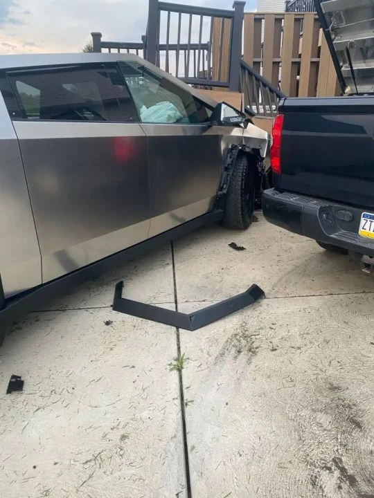 Elon Musk'ın başı Cybertruck'larla belada! Satın aldıktan saatler sonra kontrolden çıktı - 2. Resim