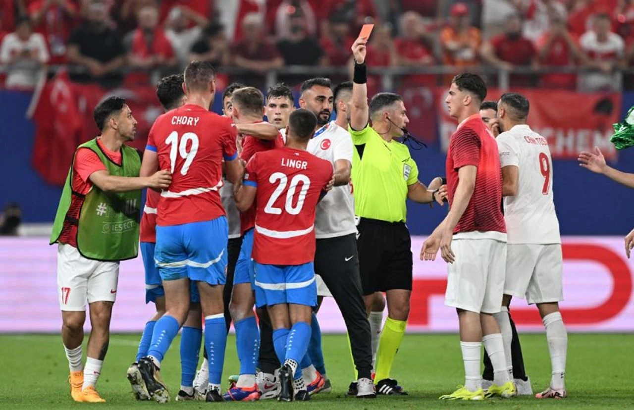 Maç sonu kavga çıkaran Çekyalı oyuncudan skandal sözler: "Türkleri zehirlemek istedim!" - 1. Resim