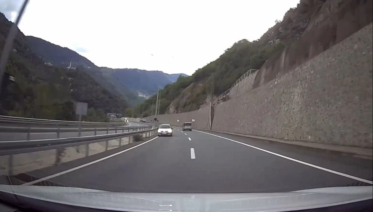 Trabzon yolunda bir saniye ile faciadan dönüldü! Görenin aklı başından gitti - 1. Resim