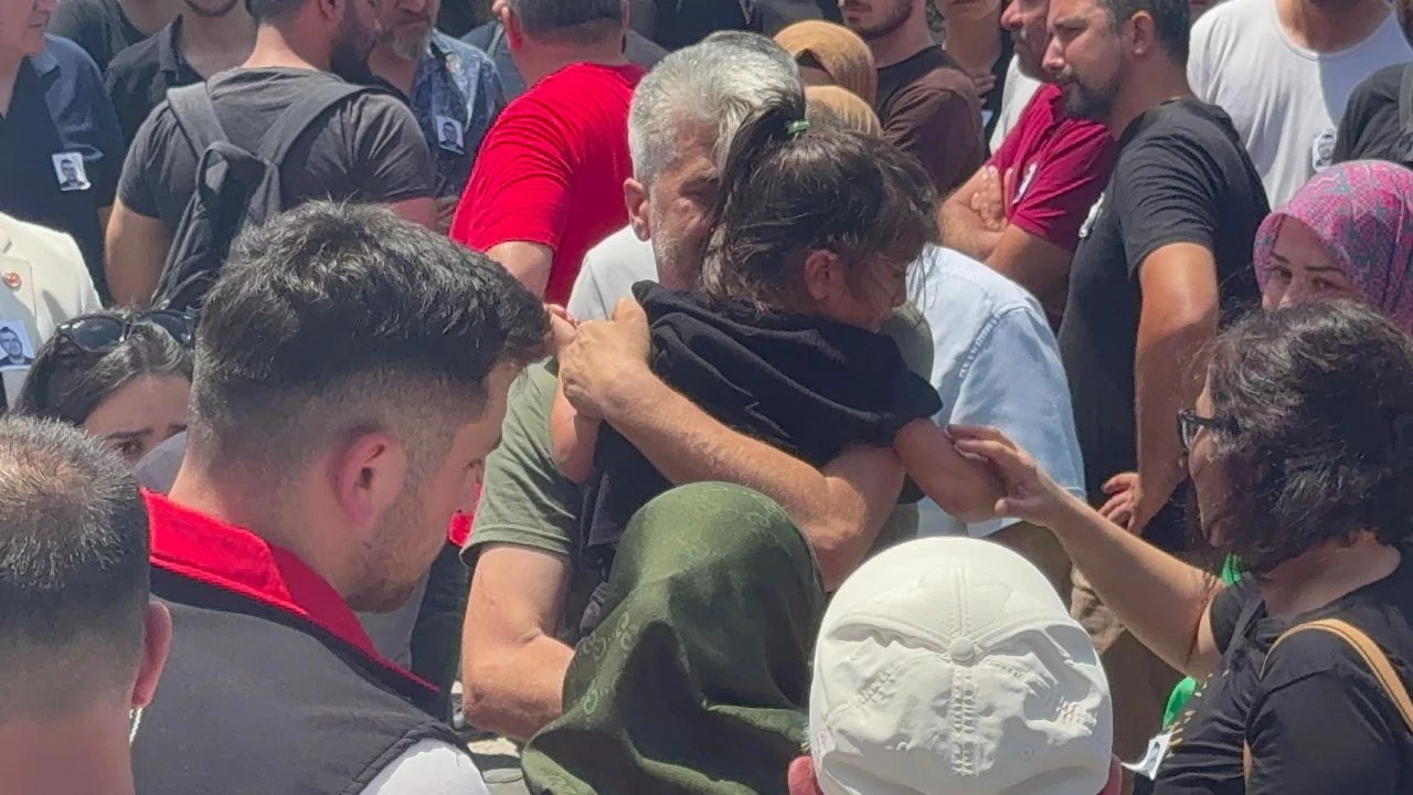 Yürek yakan görüntüler! Öldürülen müdür yardımcısının iki çocuğundan babalarına son veda!
