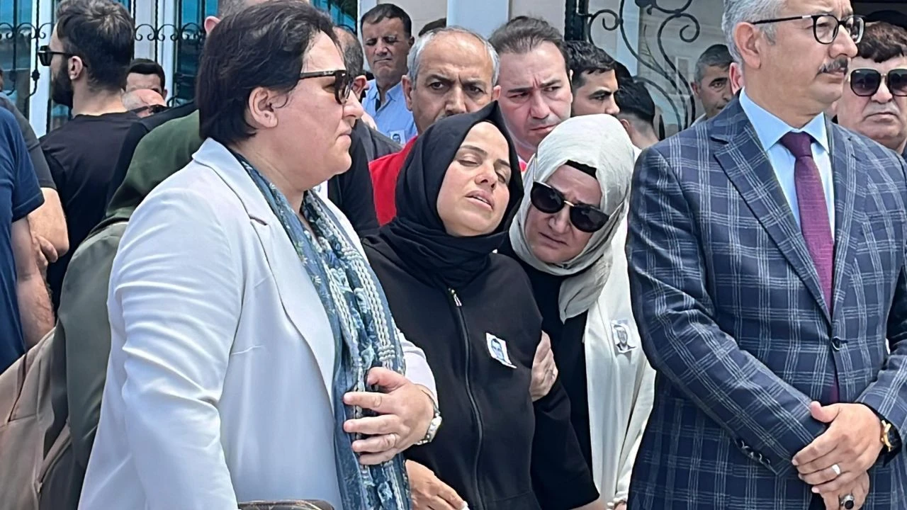 Yürek yakan görüntüler! Öldürülen müdür yardımcısının iki çocuğundan babalarına son veda!