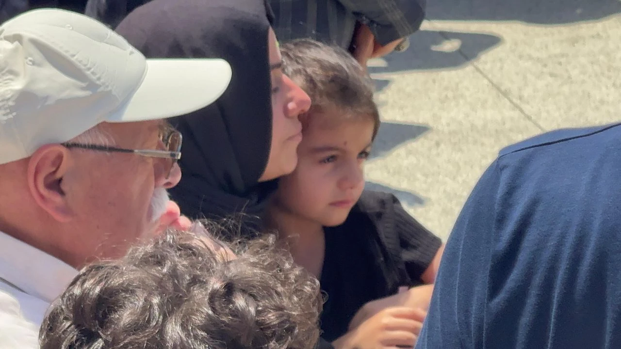 Yürek yakan görüntüler! Öldürülen müdür yardımcısının iki çocuğundan babalarına son veda!