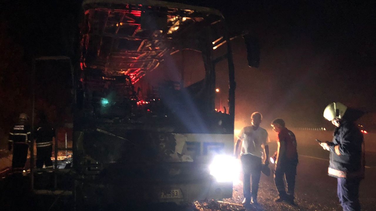 Adana'da 39 yolcu otobüsün içinde dehşeti yaşadı, alev topuna döndü - Gündem