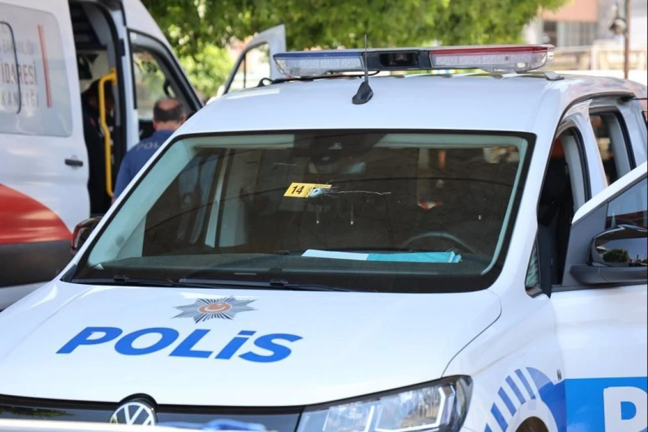 Adana'da trafik ışıklarında korkunç infaz! Uzman çavuş eşini katletti, polisle çatıştı - 3. Resim