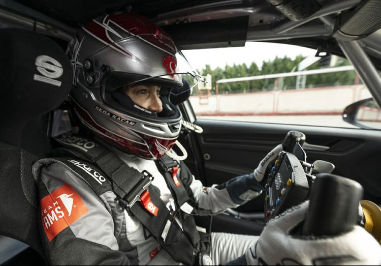 Avrupa şampiyonu olan ilk kadın pilot Seda Kaçan Yıldız Teknik Üniversitesi'nden mezun oldu - 1. Resim