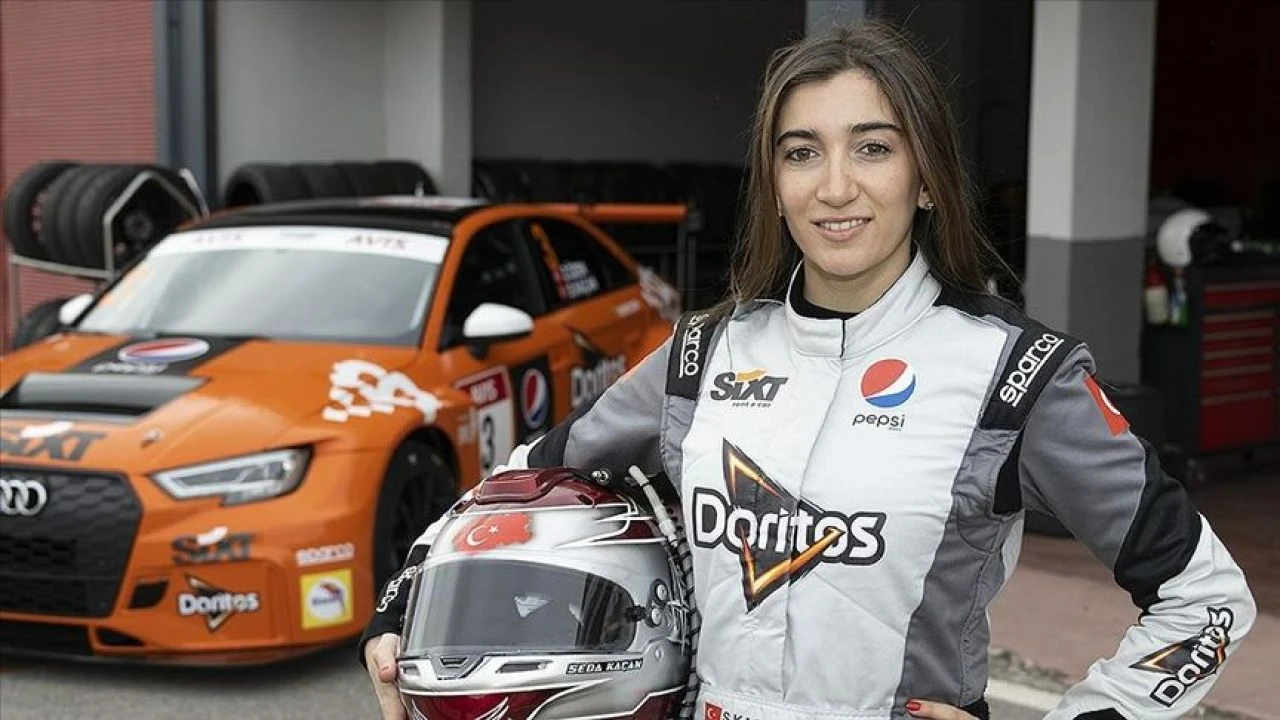 Avrupa şampiyonu olan ilk kadın pilot Seda Kaçan Yıldız Teknik Üniversitesi'nden mezun oldu - 2. Resim