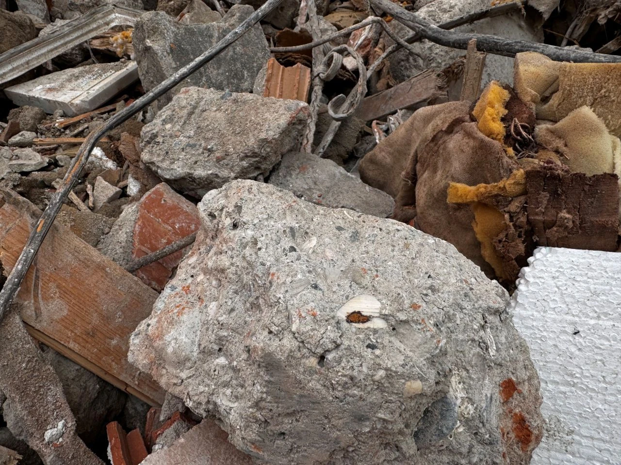 Bahçelievler'de faciadan dönülmüştü! Binanın deniz kumuyla yapıldığı ortaya çıktı