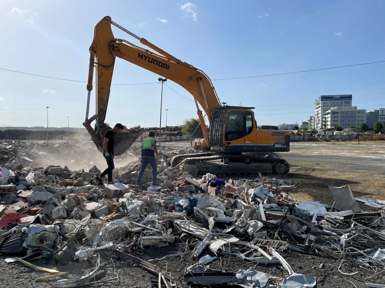Bahçelievler'de yıkılan binada son anda canlarını kurtarmışlardı! Şimdi ziynet eşyaları aranıyor - 1. Resim