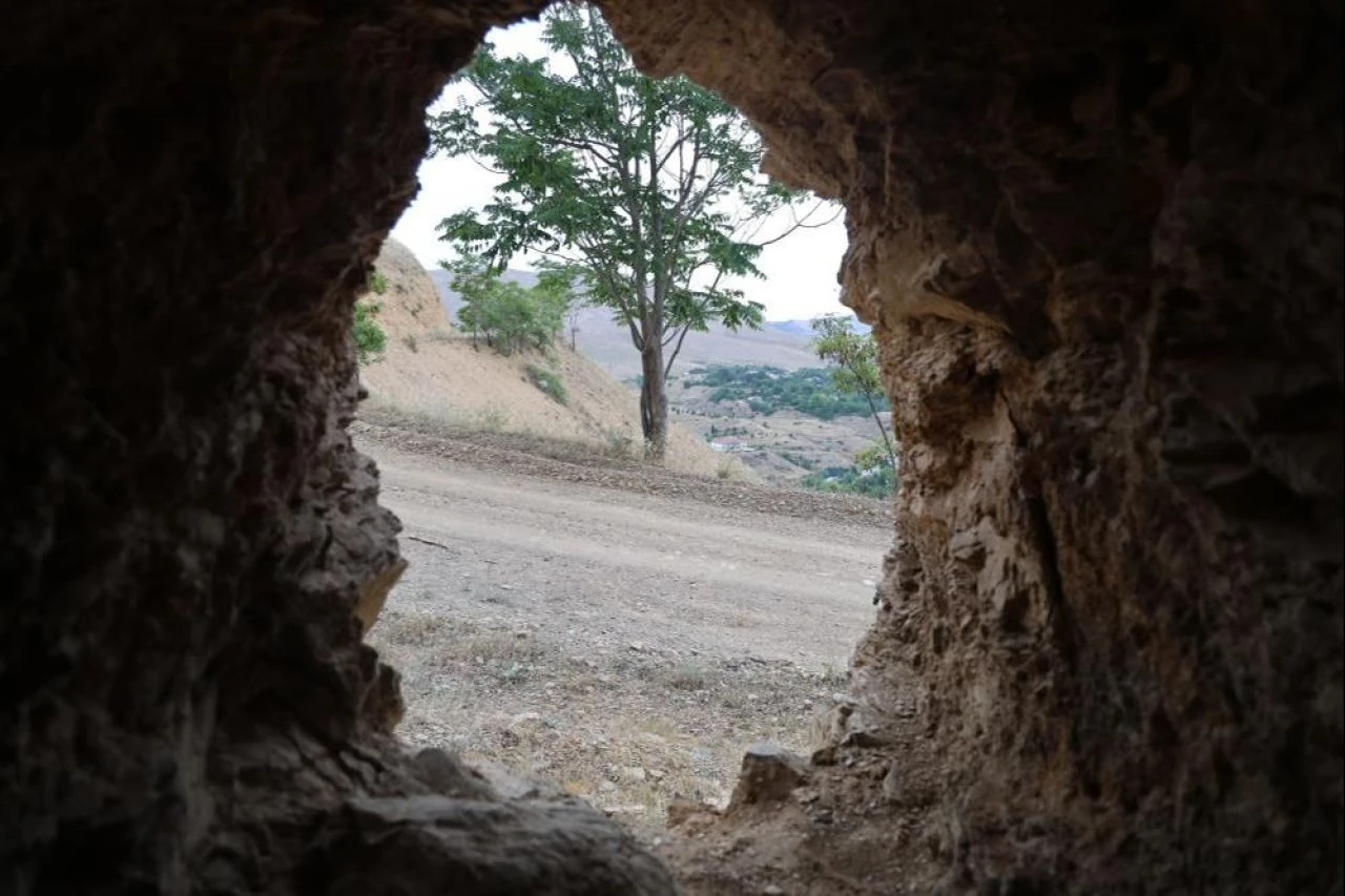 Elazığ'da gizemli dağ: Çuvalla altın çıkıyor, sadece cüceler girebiliyor