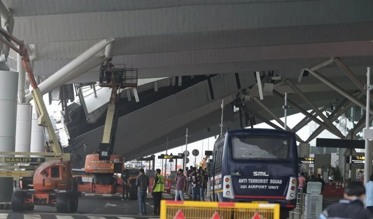 Hindistan’da feci kaza! Havalimanının çatısı çöktü: Çok sayıda ölü ve yaralı var - 2. Resim