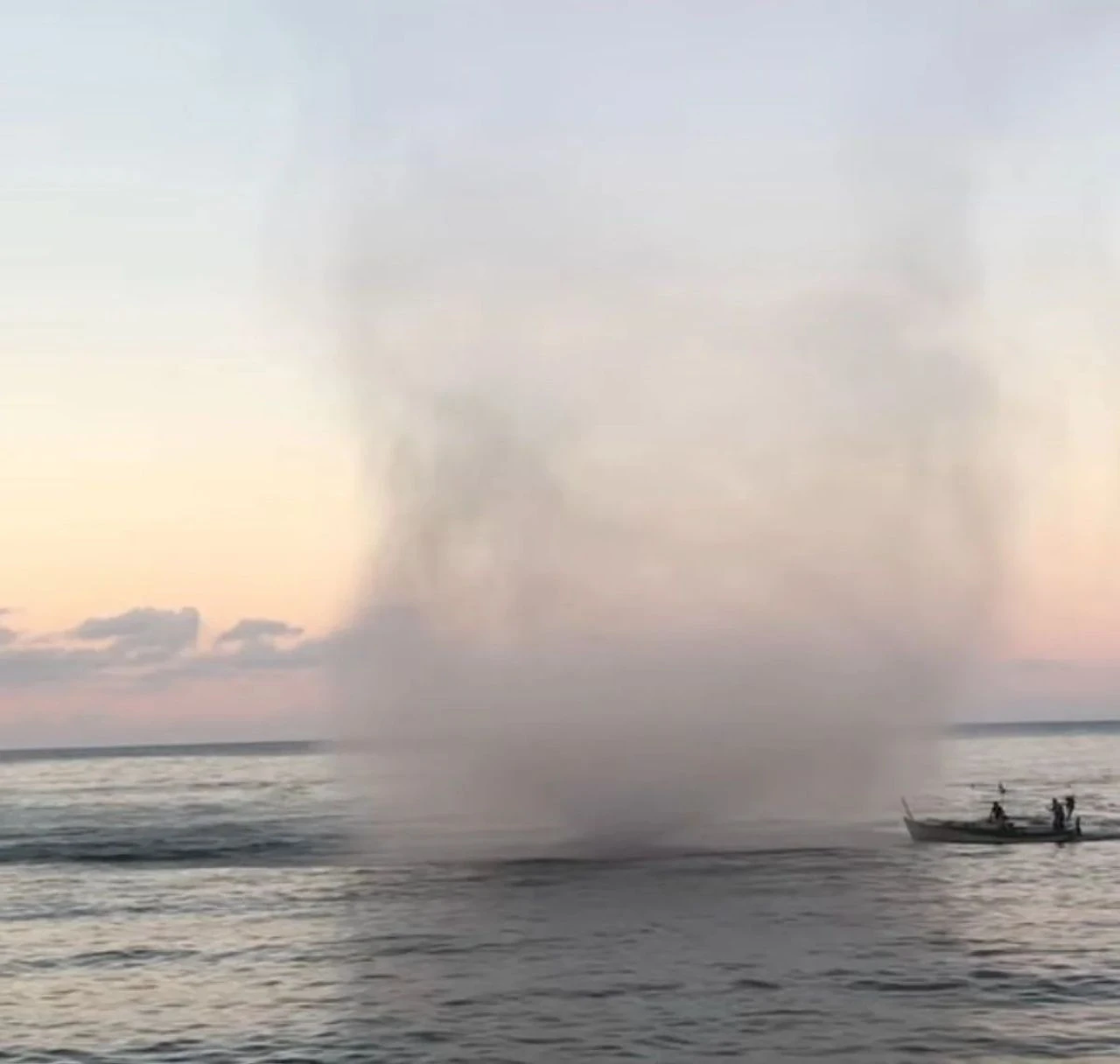 Ordulu çılgın balıkçılar! Merak edip hortumun içine daldılar