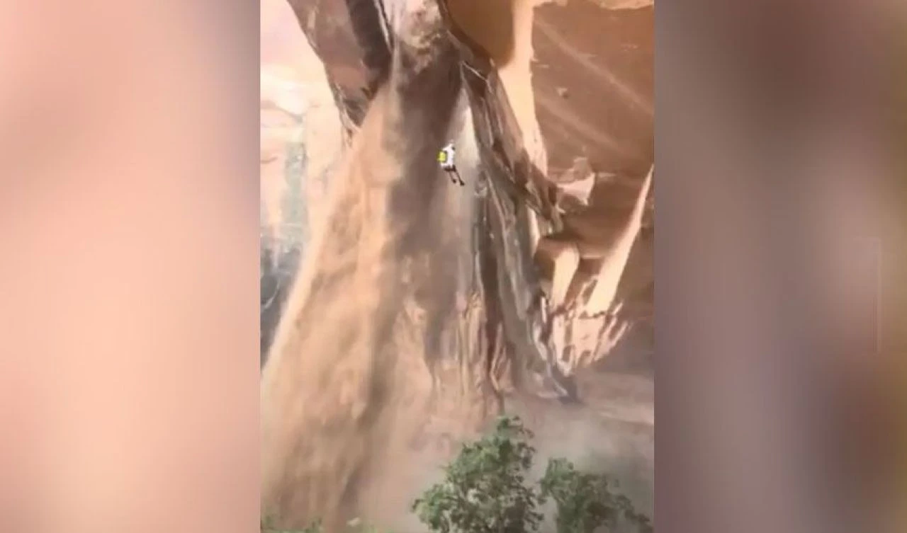 Tırmanış sırasında 150 yılda bir görülen olaya denk geldi! Korku dolu anlar kameraya yansıdı - 1. Resim