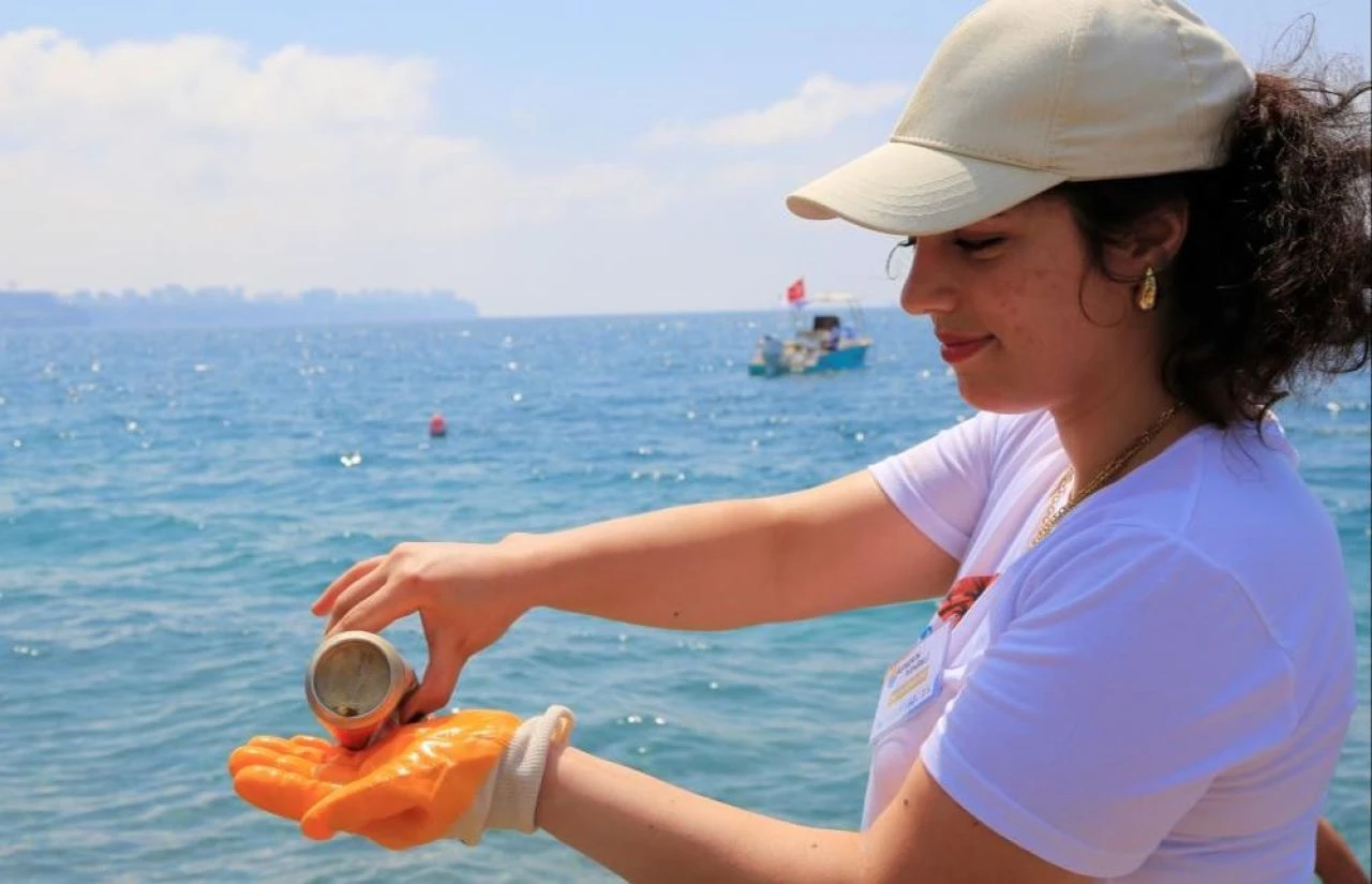 Antalya'dan utandıran görüntüler! Konyaaltı sahili çöplüğe döndü - 1. Resim