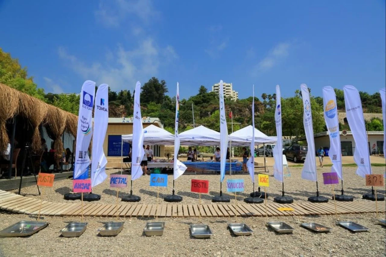 Antalya'dan utandıran görüntüler! Konyaaltı sahili çöplüğe döndü - 2. Resim