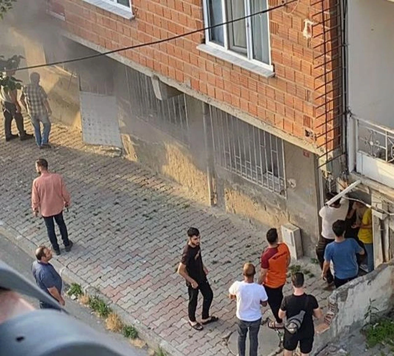 Arnavutköy'deki yangına vatandaşlar müdahale etti: Demir kapıyı elleriyle söküp aileyi kurtardılar - 1. Resim