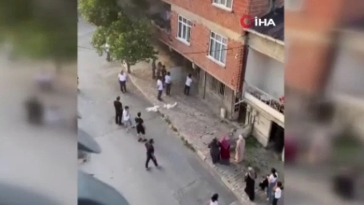 Arnavutköy'deki yangına vatandaşlar müdahale etti: Demir kapıyı elleriyle söküp aileyi kurtardılar - 2. Resim