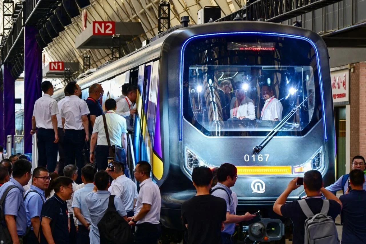 Çin'de dünyanın ilk karbon fiber treni geliştirildi: Geleneksel trenlerden büyük bir farkı var - 1. Resim