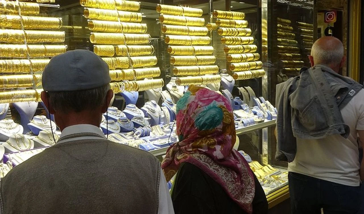 Gram altında bir ayda 250 TL'lik kayıp! Kuyumculardan altın fiyatları için yıl sonu tahmini