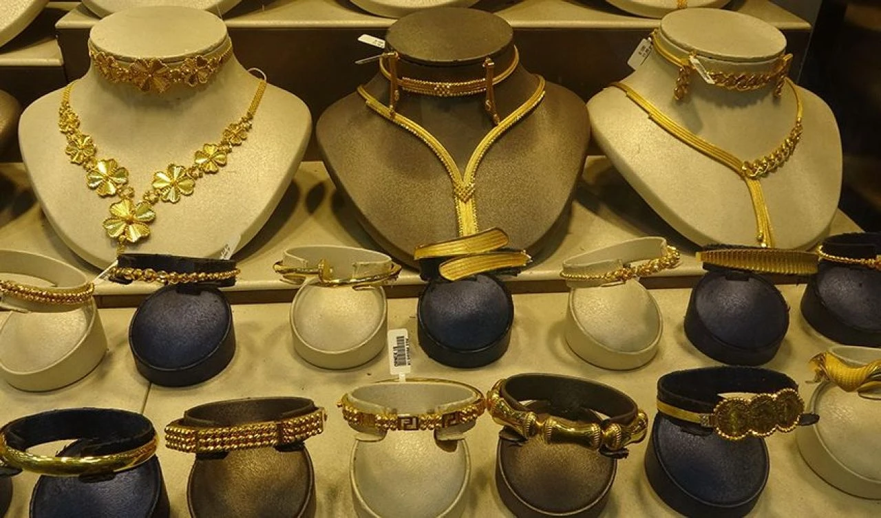 Gram altında bir ayda 250 TL'lik kayıp! Kuyumculardan altın fiyatları için yıl sonu tahmini