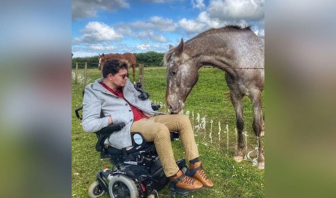 Kilitlenme sendromuna yakalandı! Sadece gözlerini kullanarak roman yazdı