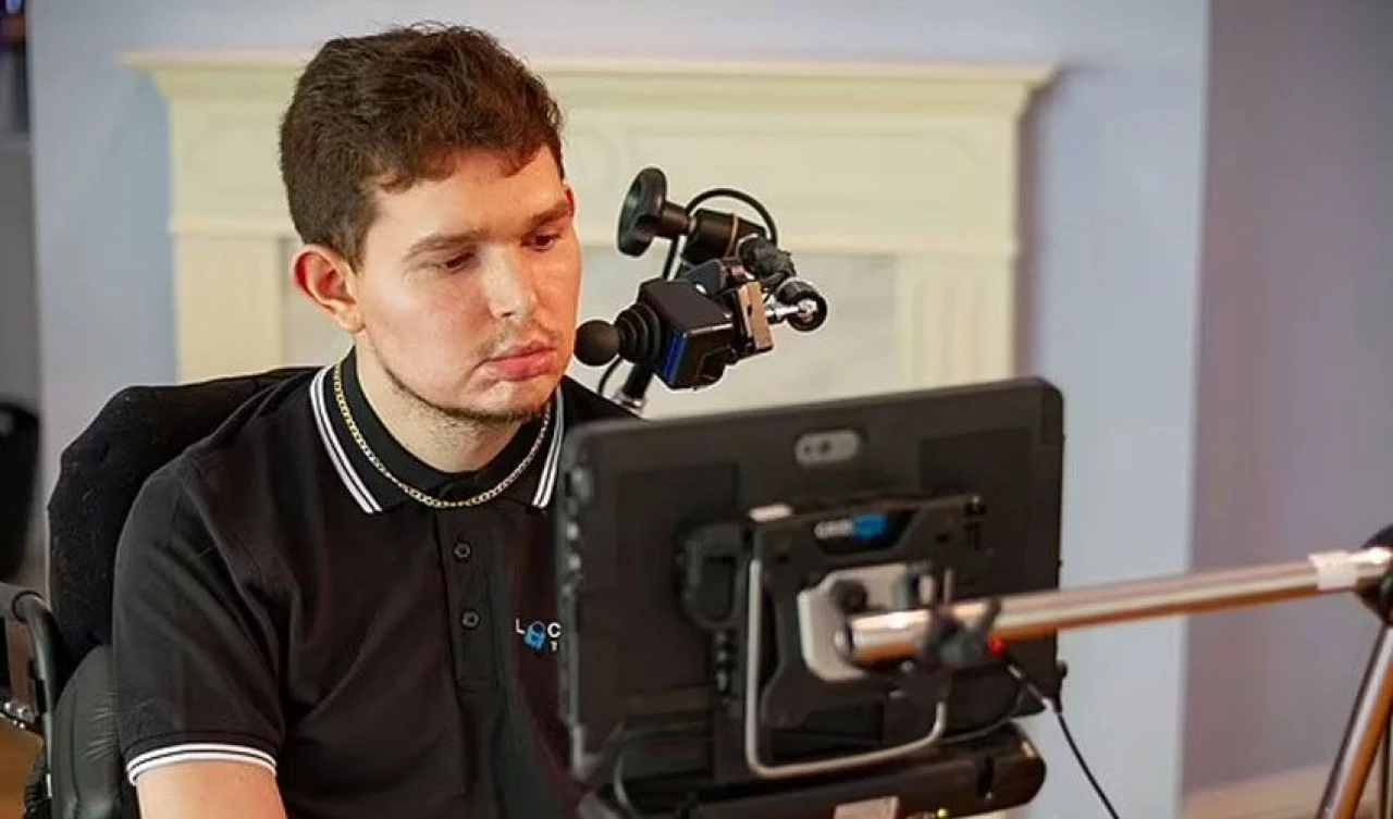 Kilitlenme sendromuna yakalandı! Sadece gözlerini kullanarak roman yazdı