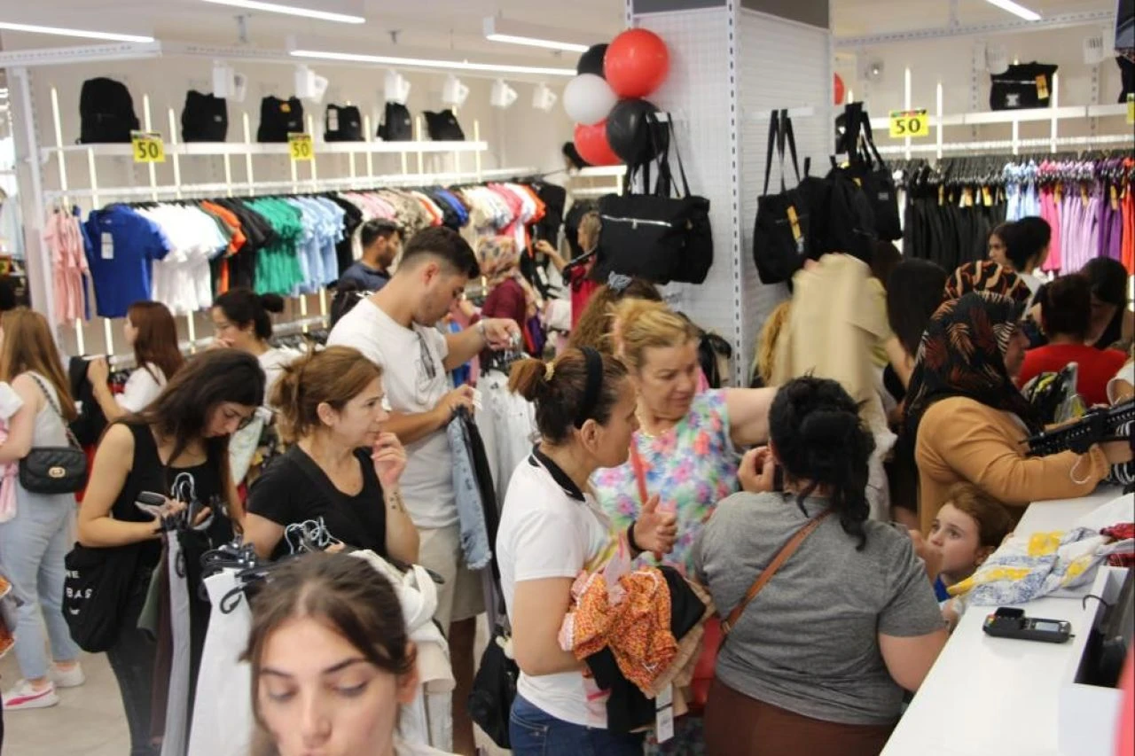 Mağaza açılışında metrelerce kuyruk oluştu! İndirimli kıyafet için yarıştılar