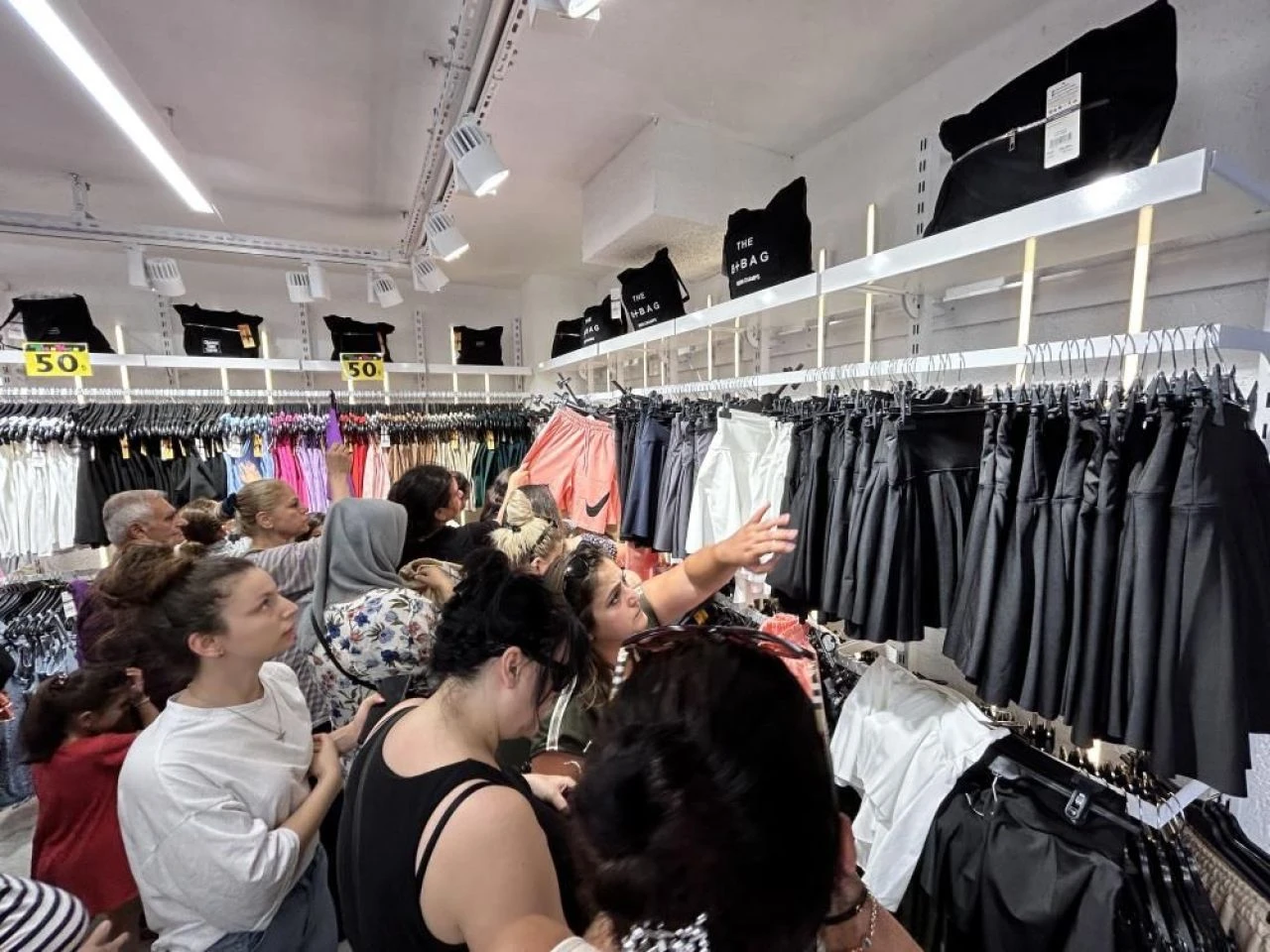 Mağaza açılışında metrelerce kuyruk oluştu! İndirimli kıyafet için yarıştılar