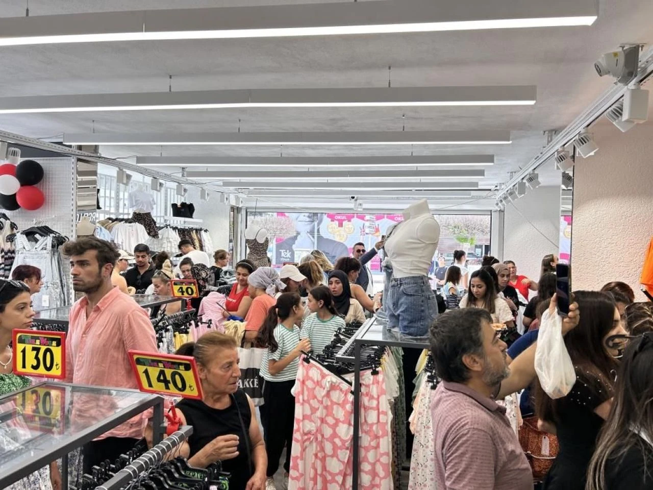 Mağaza açılışında metrelerce kuyruk oluştu! İndirimli kıyafet için yarıştılar