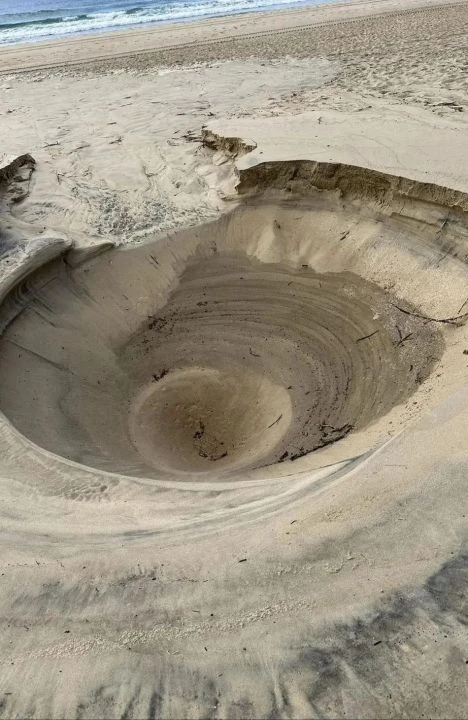 Sahilde gizemli bir delik açıldı! Gerçek sonradan ortaya çıktı - 2. Resim