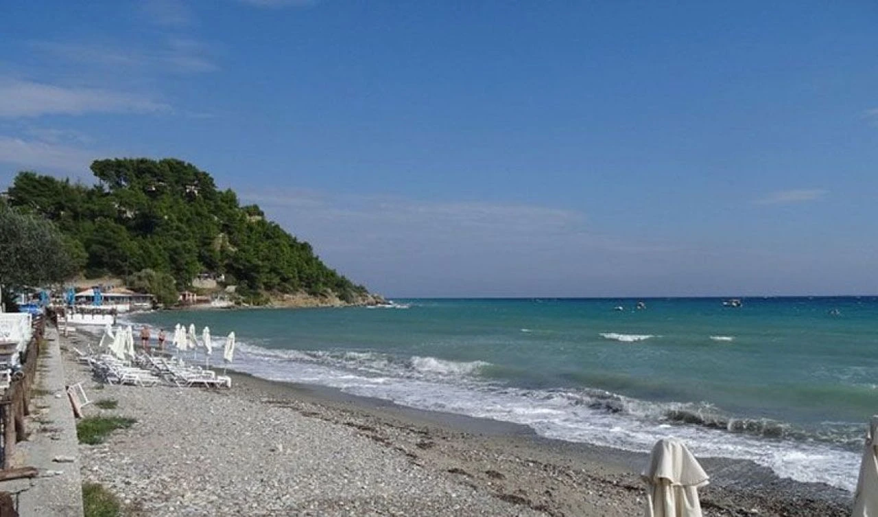 Yunanistan'ın turistik yarımadasında şoke eden ölüm: Denize giren ailenin üzerine yıldırım düştü - 1. Resim