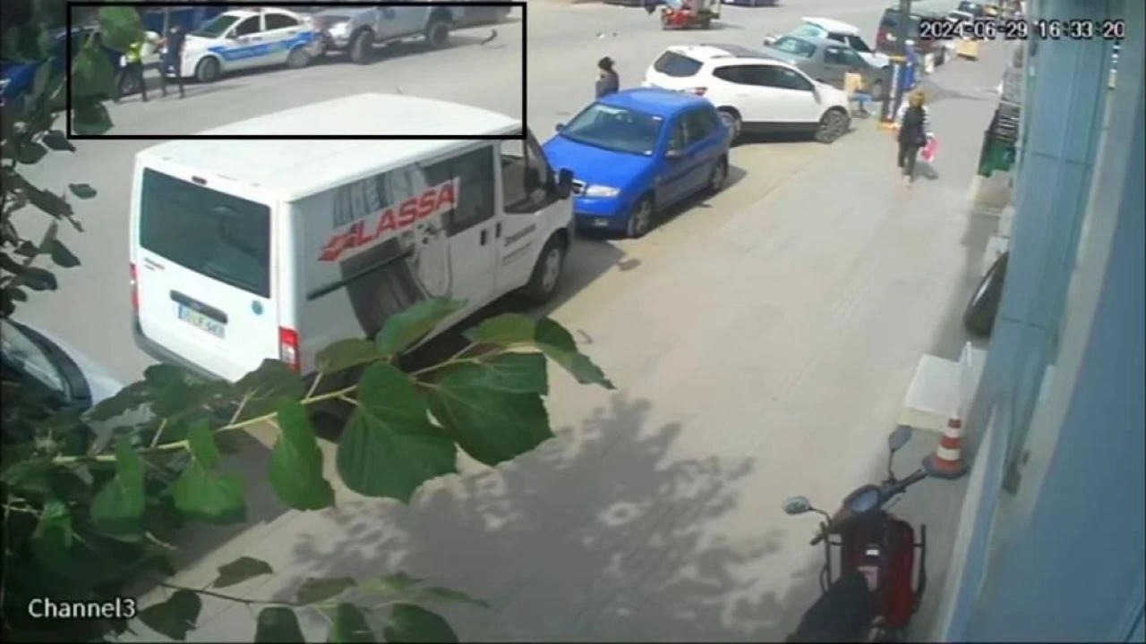 Zincirleme kazada polisin yaralandığı anlar anbean kamerada!  - 1. Resim