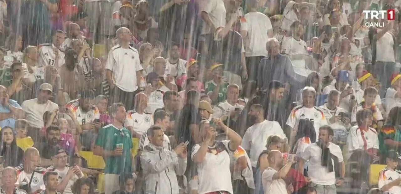 Ev sahibi Almanya yoluna dolu dizgin devam ediyor! Danimarka'yı 2 golle geçti - 1. Resim