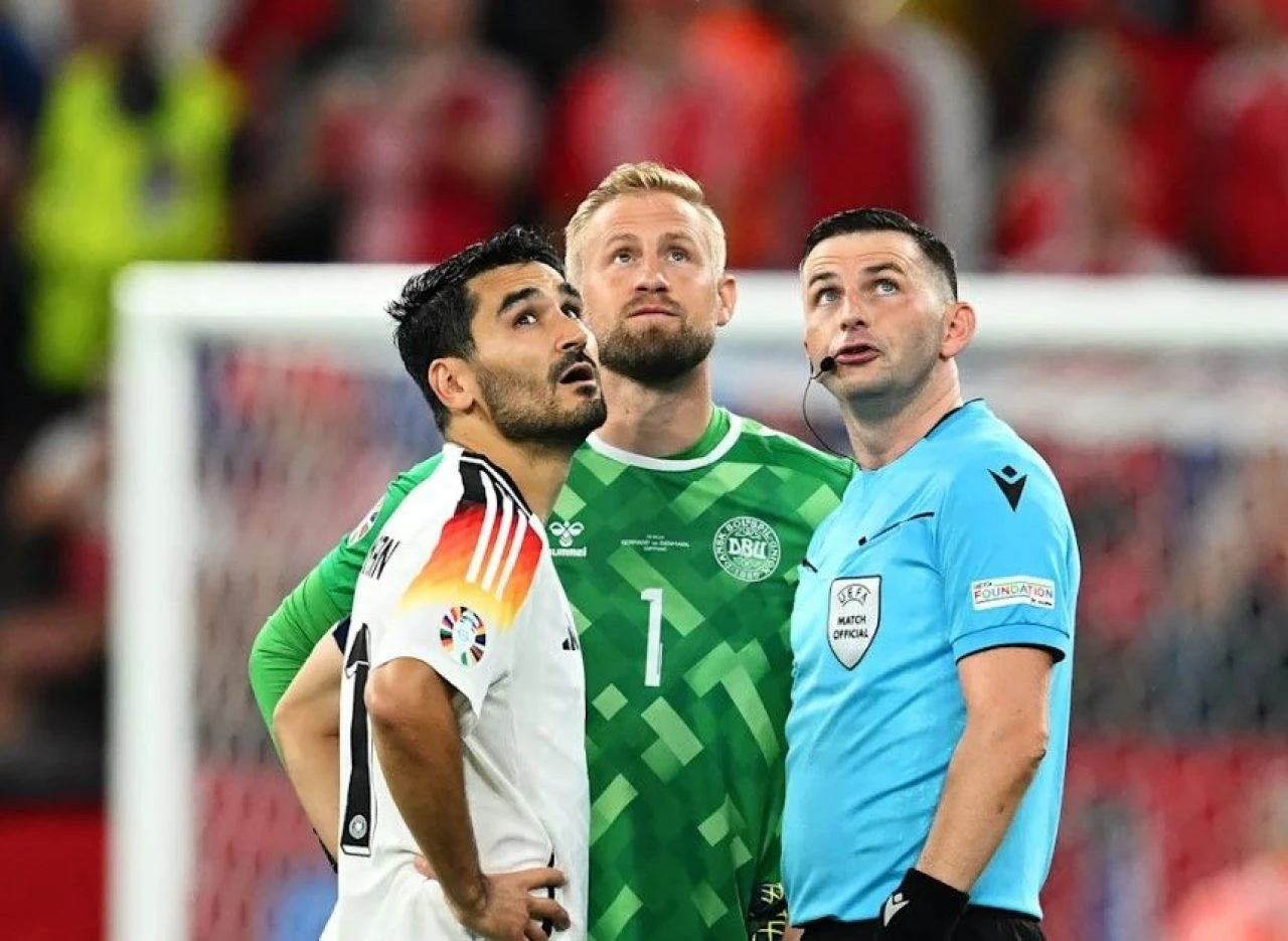 Futbolcular ve hakem şoke oldu! Maske takıp, stadyumun çatısına tırmandı