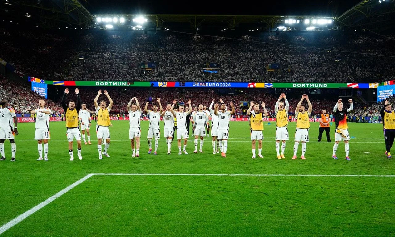 Futbolcular ve hakem şoke oldu! Maske takıp, stadyumun çatısına tırmandı