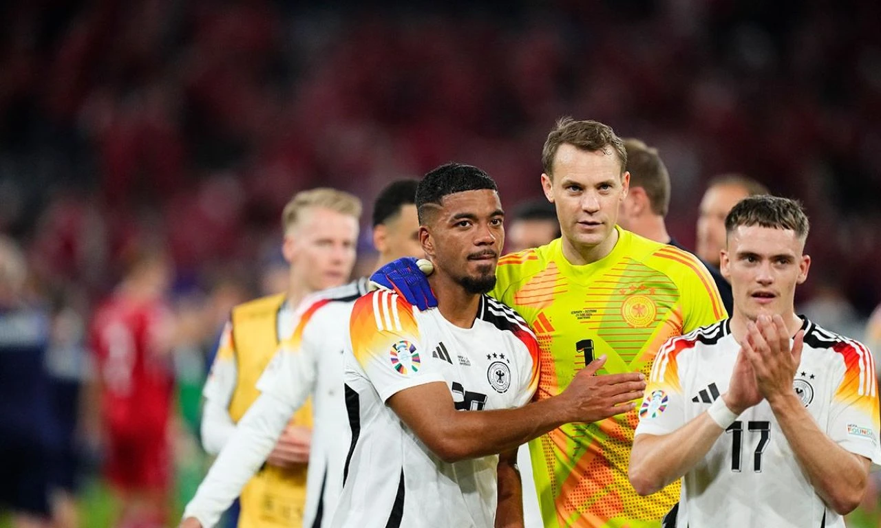 Futbolcular ve hakem şoke oldu! Maske takıp, stadyumun çatısına tırmandı