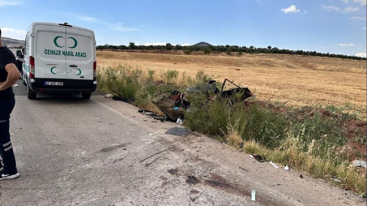 Gaziantep'te kafa kafaya facia! Otomobil ikiye bölündü: Ölü ve yaralılar var - 1. Resim