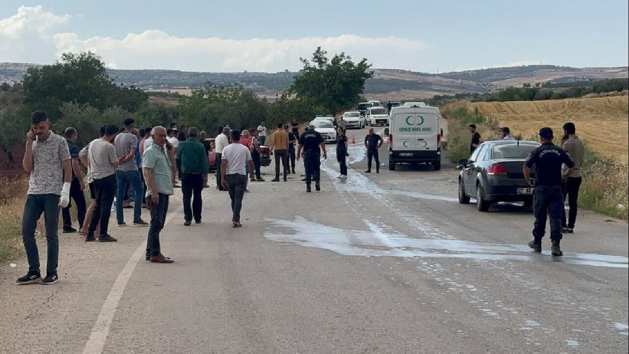 Gaziantep'te kafa kafaya facia! Otomobil ikiye bölündü: Ölü ve yaralılar var - 3. Resim